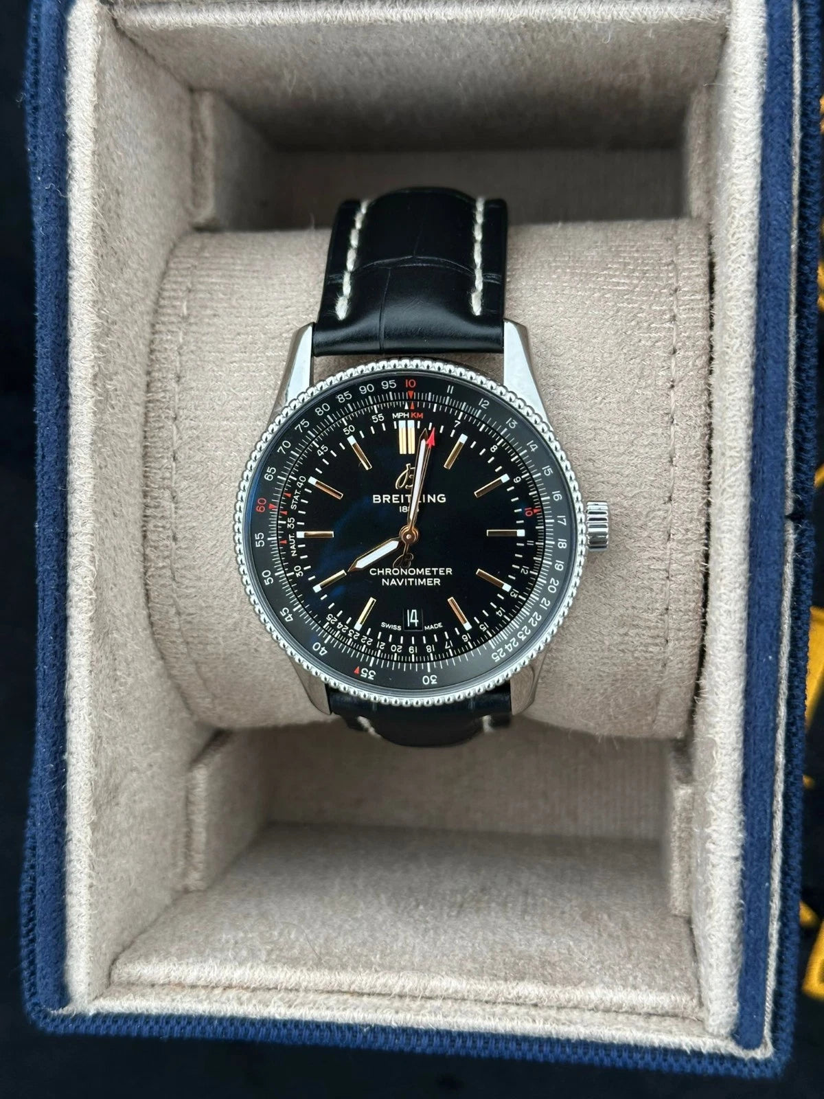 Breitling Navitimer Automatic 41 Black & Gold A17326241B1P1 – 2022 – Box & Papers